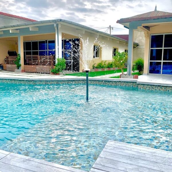 Devanture de la villa avec ses appartements et sa piscine
