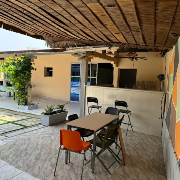 Le bar extérieur en terrasse
