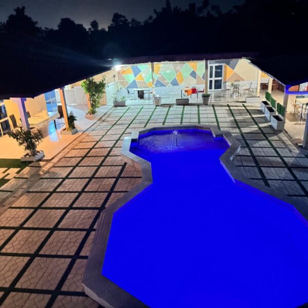 Vue de nuit sur la piscine et son éclairage intégré
