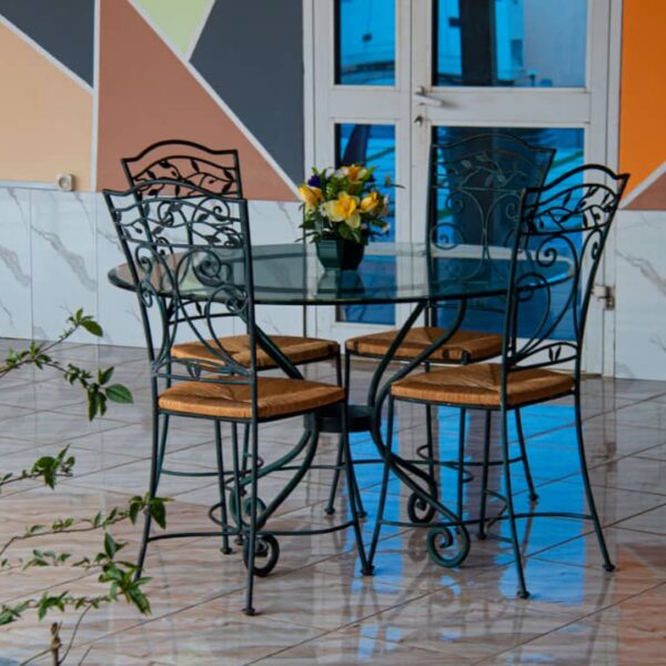 Table et chaises en terrasse