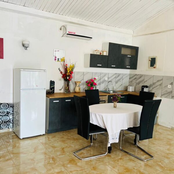 Coin salle à manger avec sa cuisine
