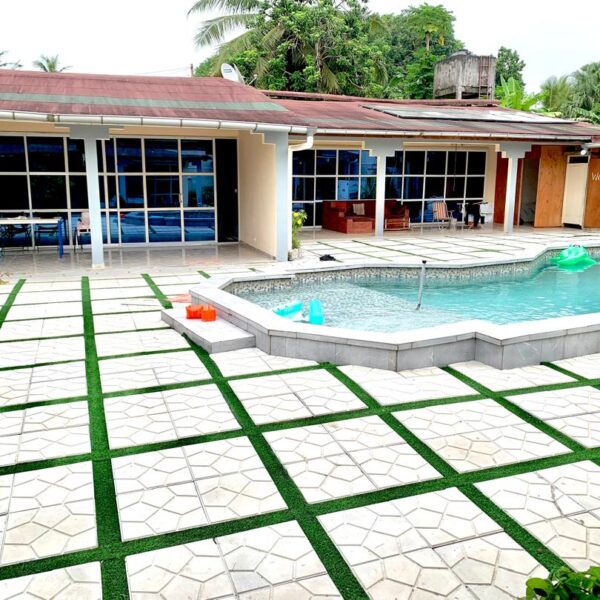 Un des appartements composant la villa avec vue sur la cour et la piscine
