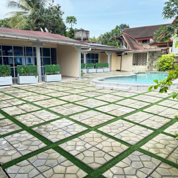 La cour de la villa avec sa piscine