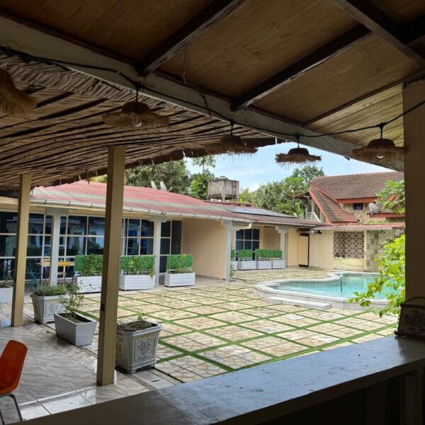 La terrasse couverte avec vue sur la cour et la piscine