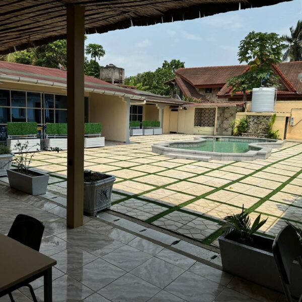 Vue sur la villa et sa piscine