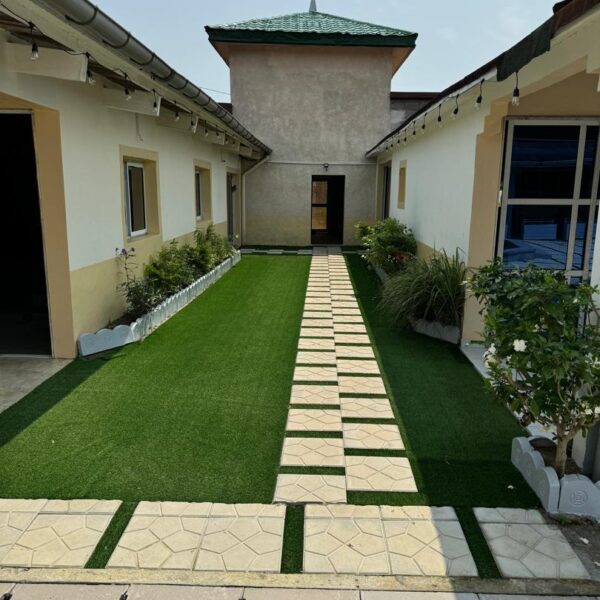 Appartements avec la cour de la villa et son jardin